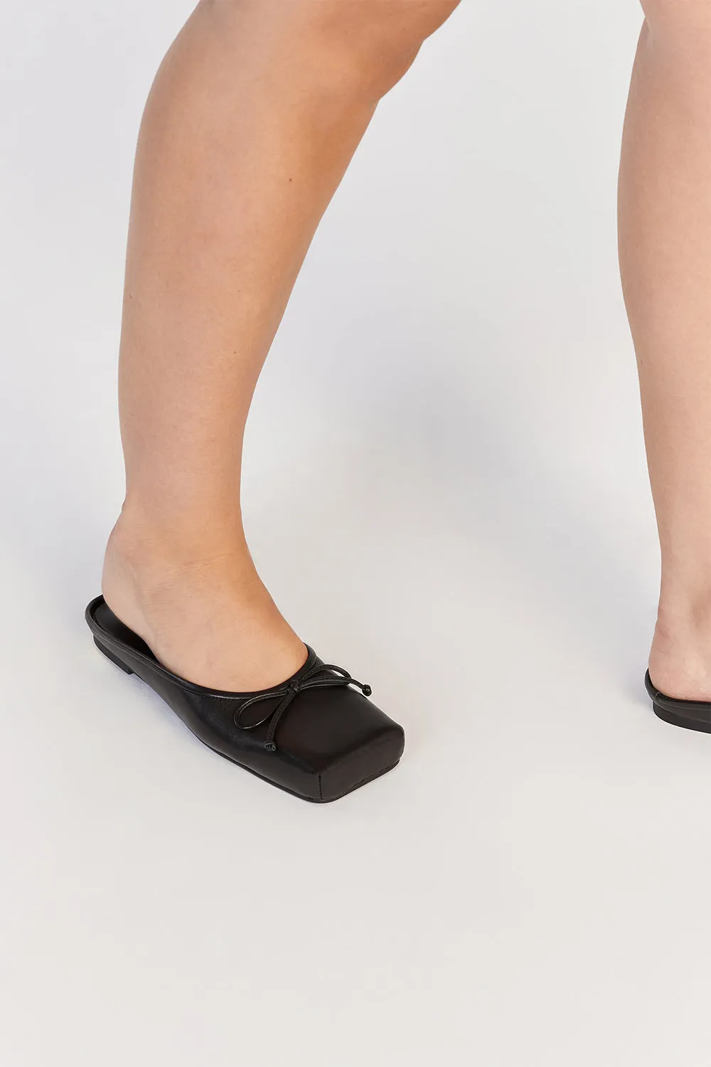 Dissh ALIAS MAE YOLANDA BLACK FLAT