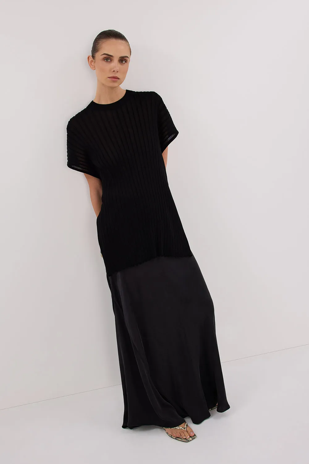Dissh JADE BLACK SLEEVELESS KNIT TOP