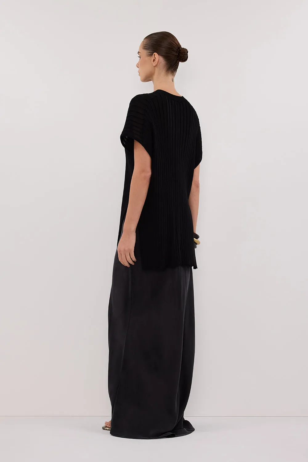 Dissh JADE BLACK SLEEVELESS KNIT TOP
