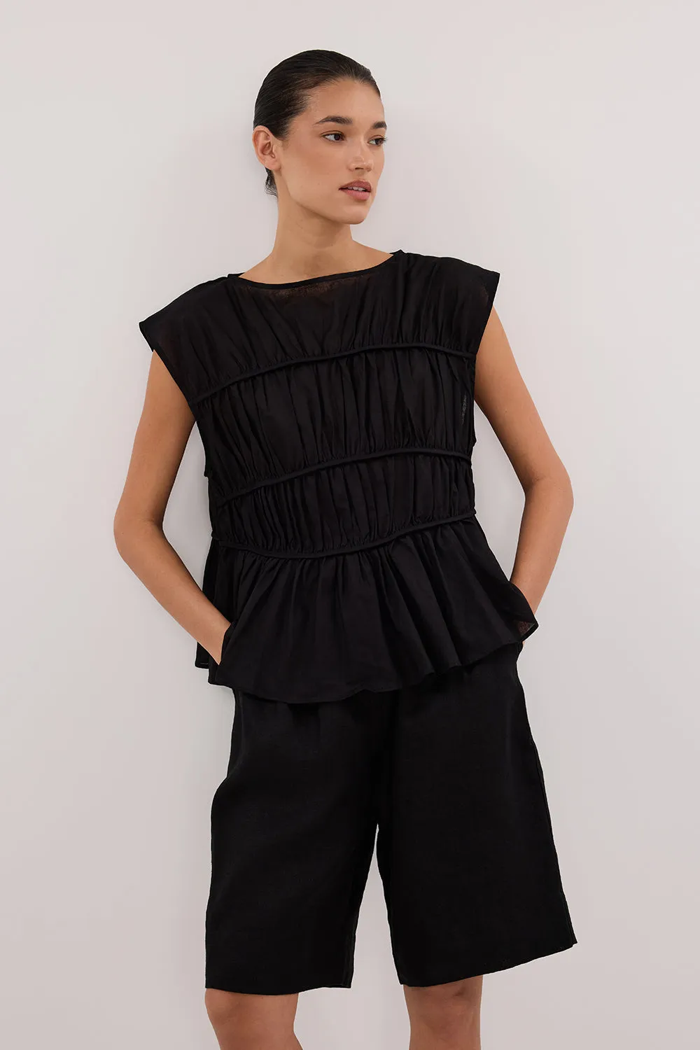 Dissh KAYLA BLACK LINEN BERMUDA SHORT