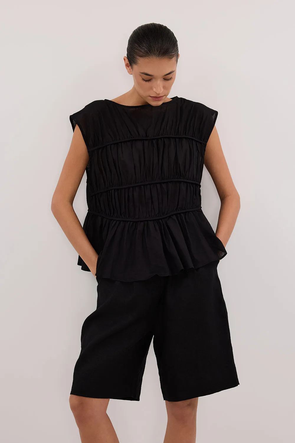Dissh KAYLA BLACK LINEN BERMUDA SHORT