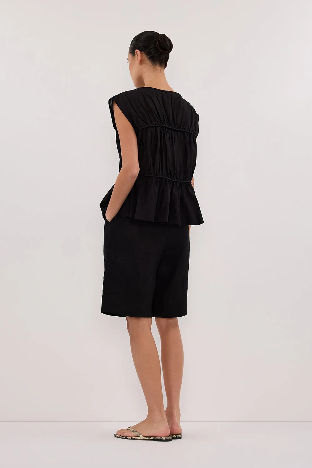 Dissh KAYLA BLACK LINEN BERMUDA SHORT