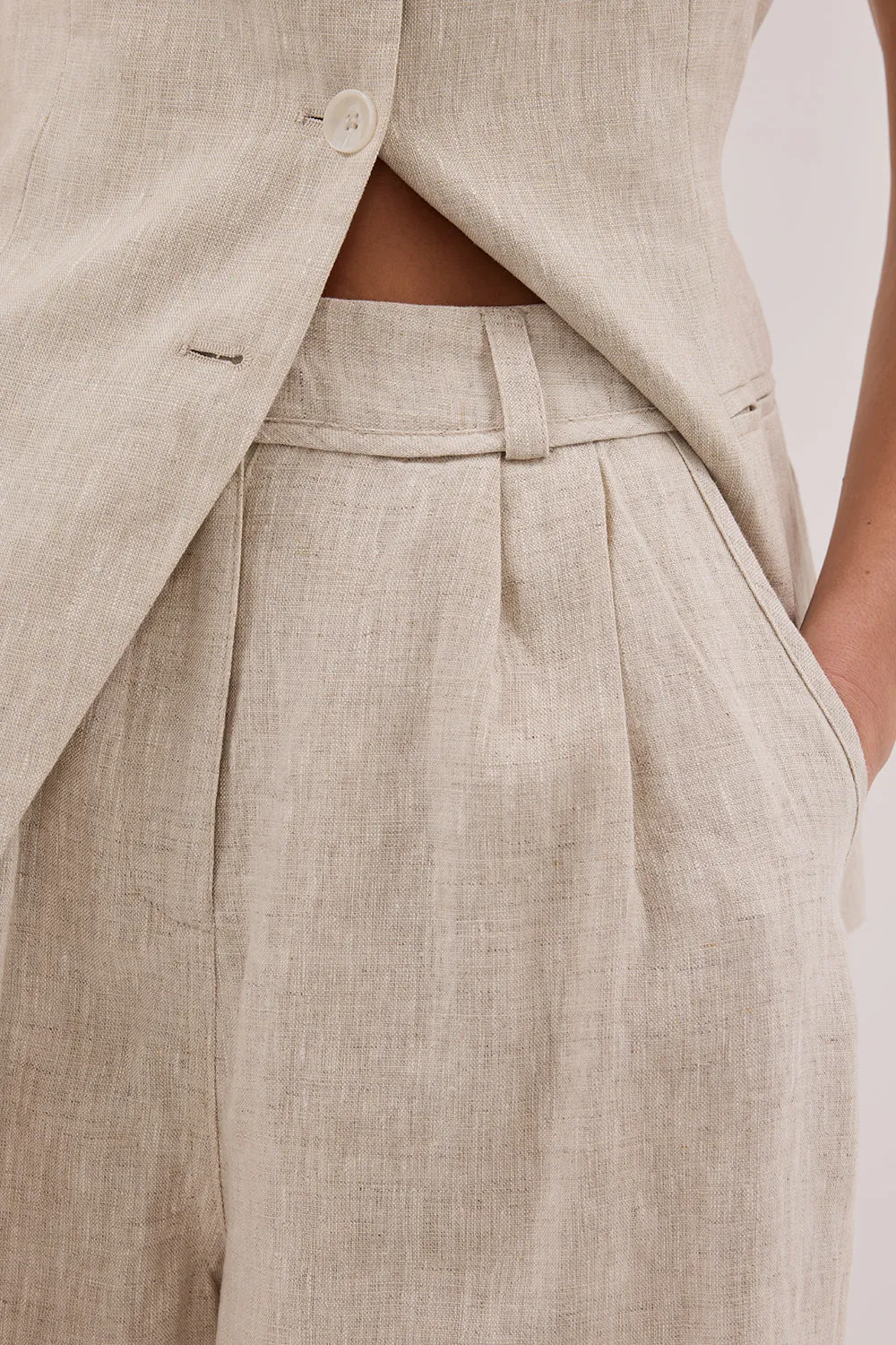 Dissh KAYLA NATURAL LINEN BERMUDA SHORT