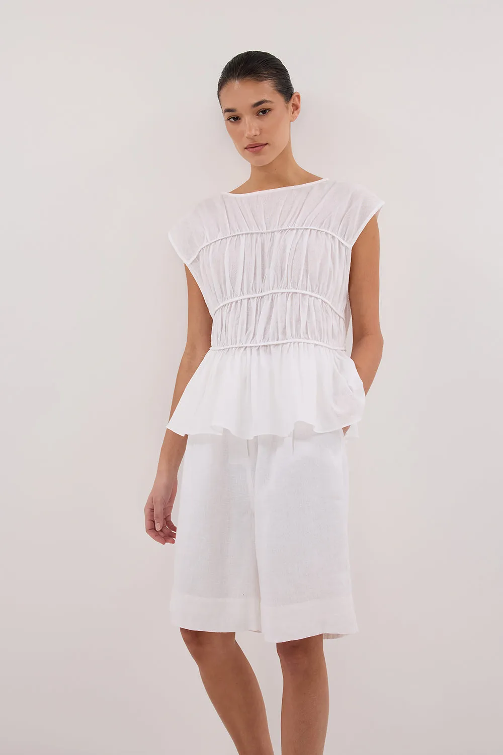 Dissh KAYLA WHITE LINEN BERMUDA SHORT