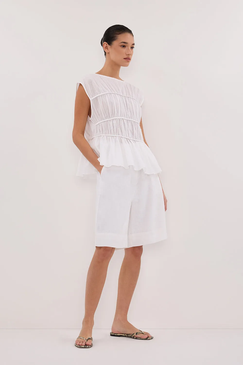Dissh KAYLA WHITE LINEN BERMUDA SHORT