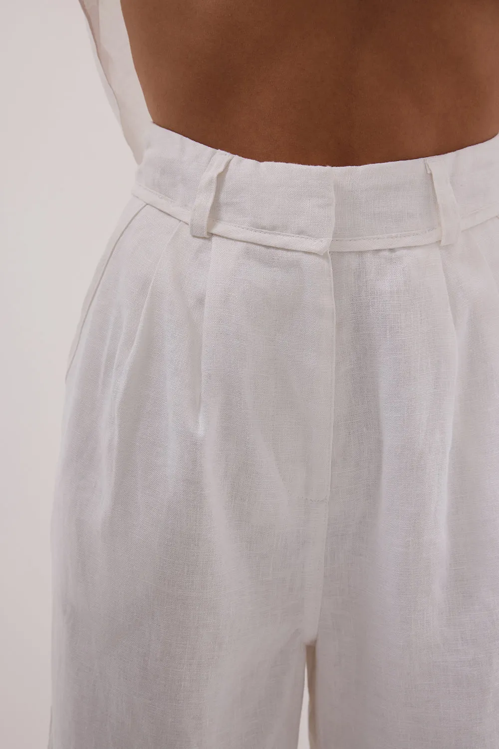 Dissh KAYLA WHITE LINEN BERMUDA SHORT