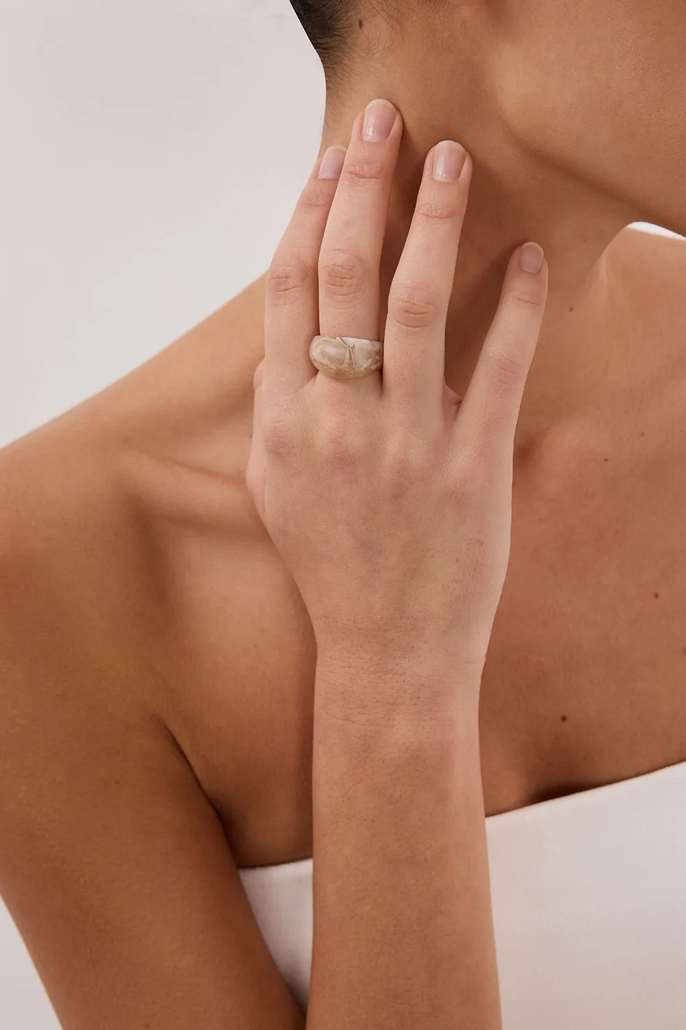 Dissh NOAH THE LABEL CREAM CHUNKY RESIN RING