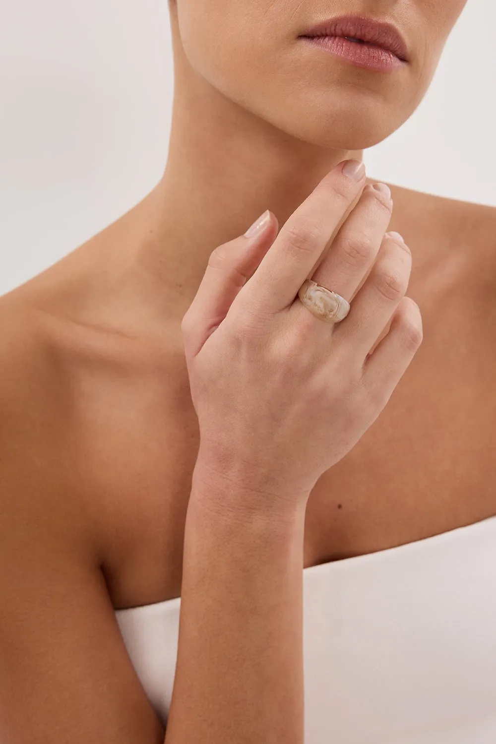 Dissh NOAH THE LABEL CREAM CHUNKY RESIN RING
